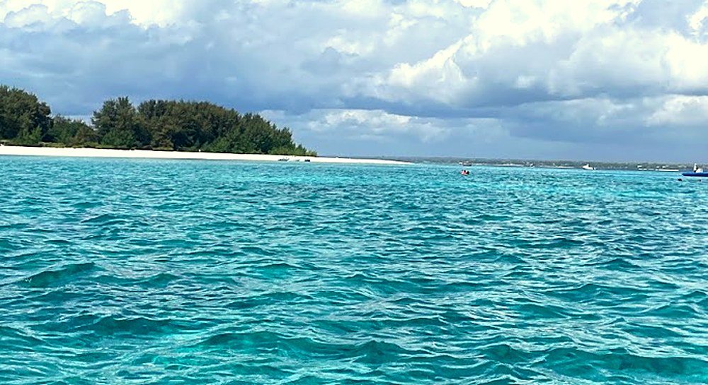 Aguas turquesa y playa en Maldivas